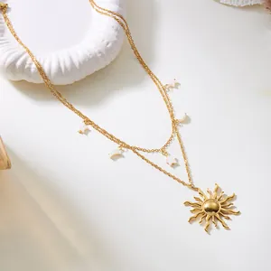 Vista detallada del collar bohemio dorado de doble capa con colgante de sol y estrellas