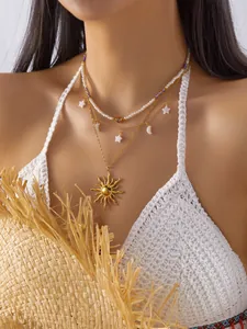 Collar bohemio multicapa dorado con colgante de sol y estrellas de concha blanca para el verano.