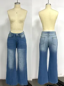 Détail de la vue avant et arrière d'un jean évasé taille haute délavé pour femme