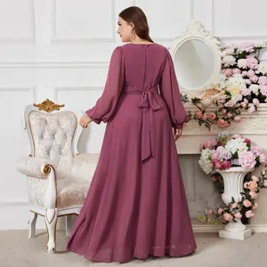 Vista posteriore di elegante abito da sera in chiffon taglie forti con maniche a lanterna