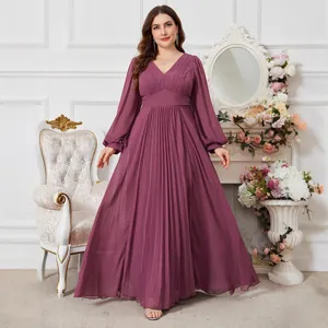 Elegante abito da sera lungo in chiffon plissettato prugna con scollo a V e maniche a lanterna