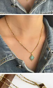 Vue macro détaillée du collier avec pendentif carré rétro français en finition dorée