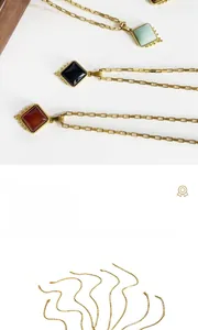Vue détaillée de colliers à pendentif carré vintage en vert, noir et marron ambré.