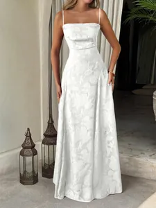 Robe longue évasée blanche élégante en jacquard floral à fines bretelles
