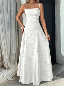 Élégante robe longue blanche ligne A à motifs floraux et fines bretelles sur un mannequin.