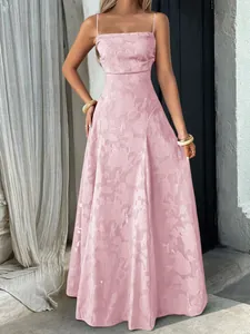 Vue détaillée d'une élégante robe longue en jacquard rose avec des motifs de roses florales.