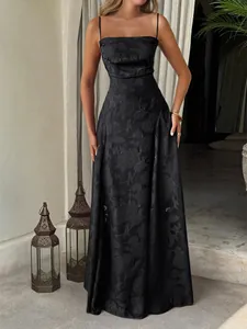 Élégante robe longue noire en jacquard floral à bretelles spaghetti et coupe en A