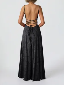 Détail du dos d'une élégante robe longue trapèze noire avec dos ouvert croisé