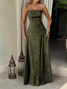 Élégante robe longue évasée vert olive à fleurs jacquard et fines bretelles femme