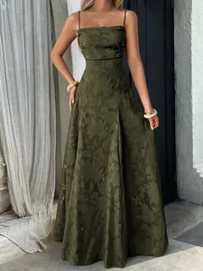 Détail d'une robe longue vert olive en jacquard à fines bretelles et motifs floraux
