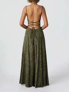 Vue arrière détaillée d'une élégante robe longue vert olive dos nu avec détail de laçage