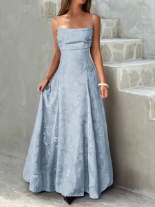 Élégante robe longue évasée bleu clair à fines bretelles avec motif floral délicat