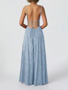 Vue arrière détaillée d'une robe longue dos nu bleu clair élégante avec bretelles croisées