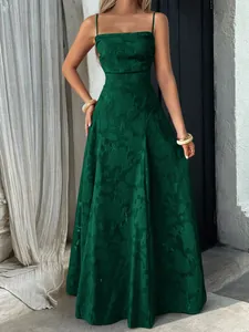 Robe longue élégante en jacquard vert foncé à fines bretelles et coupe trapèze femme