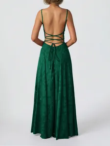 Vue de dos d'une élégante robe verte dos nu avec bretelles croisées et jacquard