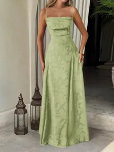 Détail d'une élégante robe longue à fines bretelles en jacquard floral vert sauge