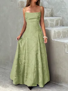 Élégante robe longue trapèze vert sauge avec texture jacquard florale subtile