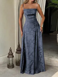Robe longue élégante bleu foncé à texture florale avec bretelles fines et coupe en A