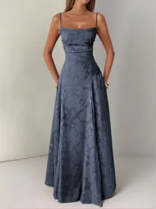 Robe longue élégante à fleurs bleu-gris, coupe en A et fines bretelles spaghetti