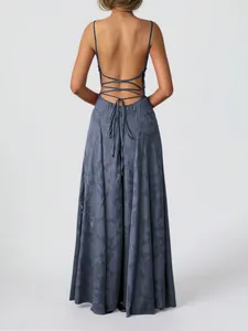 Vue arrière d'une élégante robe longue trapèze gris-bleu avec un dos lacé délicat