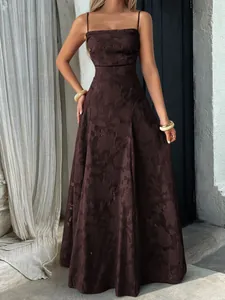 Détail du motif floral jacquard élégant sur une robe longue à bretelles marron foncé