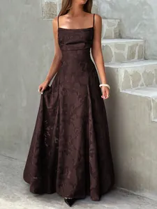 Robe longue évasée marron élégante avec motifs floraux jacquard et bretelles