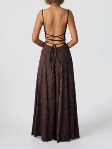 Élégante robe longue dos nu marron avec motif damassé floral et détails de laçage à l'arrière