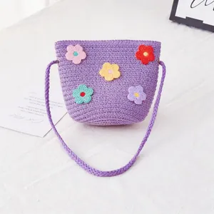 Detailansicht der handgefertigten lila Strohtasche mit bunten Häkelblumen