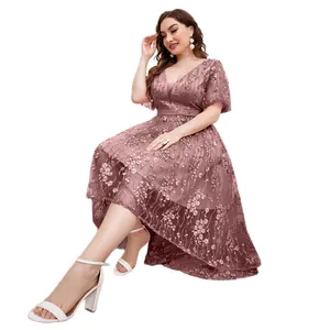 Elegante abito da sera con scollo a V, ricamo in rete e orlo asimmetrico rosa cipria