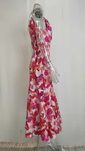 Zijaanzicht van elegante maxi-jurk met rood-witte bloemenprint