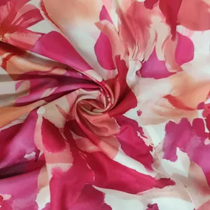 High-definition close-up van de textuur van levendige roze bloemenprintstof voor jurk