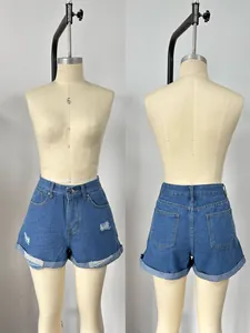 Vues détaillées avant et arrière d'un short en jean déchiré à ourlet roulé sur un mannequin