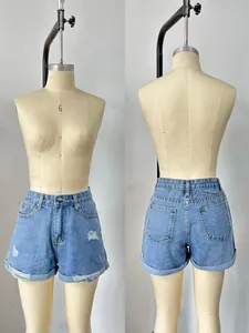 Vue détaillée d'un short en jean bleu déchiré pour femme avec ourlets roulés sur mannequin