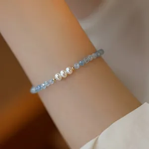 Vue détaillée d'un bracelet en perles d'eau douce naturelles avec perles bleues
