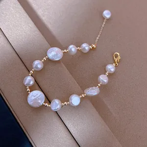 Gros plan détaillé d'un bracelet en perles d'eau douce naturelles avec perles dorées