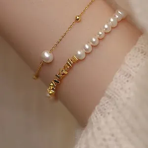 Bracelet élégant à deux rangs en perles d'eau douce naturelles et détails dorés