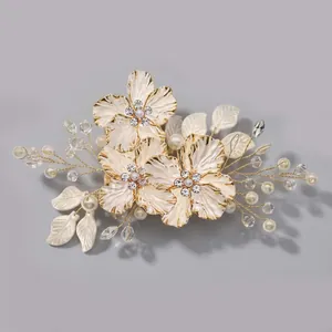 Pettine per capelli da sposa fatto a mano con fiori crema strass e perle bianche