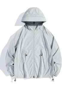 Veste de protection solaire à capuche gris clair de qualité en tissu technique imperméable