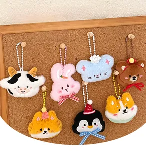 Detail van schattige pluchen dierenhangers met borduurwerk en metalen kogelkettingen