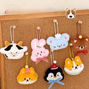Detailopname van schattige pluche dierhangers met zachte vacht en metalen kettingen