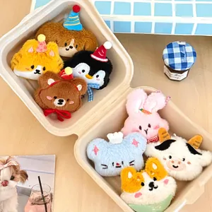 Collectie schattige pluche dierenhangers in een creatieve bento-box display