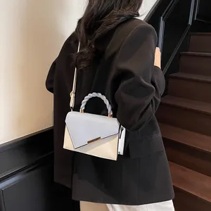 Borsa a tracolla bicolore da donna con manico intrecciato e dettagli metallici oro