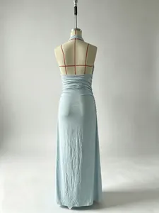 Vue arrière détaillée d'une robe longue dos nu bleu clair sur un mannequin de couture