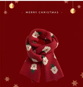 Détail de l'écharpe de Noël rouge montrant le motif Père Noël et taille 170x30cm