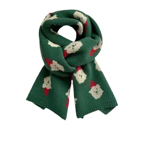 Écharpe de Noël vert forêt avec motifs d'ours festifs présentée dans un style croisé