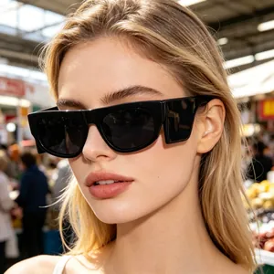 Nahaufnahme eines Models mit schwarzer Cat-Eye-Sonnenbrille mit breiten Bügeln im Streetstyle