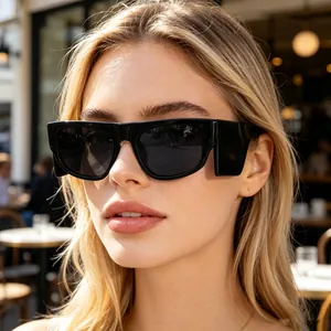 Detailansicht der schwarzen Cat-Eye-Sonnenbrille für Damen mit breiten Bügeln im Freien
