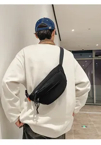 Dettaglio della borsa da petto casual nera che mostra il materiale in nylon e la zip