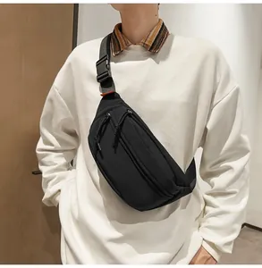 Dettaglio della fibbia e della tracolla regolabile di un borsello nero in nylon casual