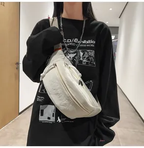 Dettaglio della borsa a tracolla color crema in nylon con cinturino regolabile